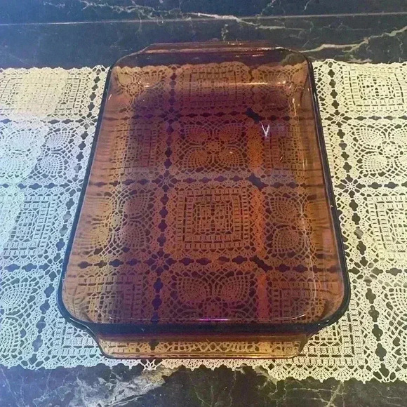 1980s Vintage Set of 2 Anchor
Hocking Amber Casserole Dishes in Baskets - Picture 9 of 16